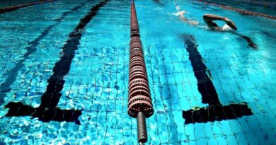 czym zakleić dziurę w basenie z wodą