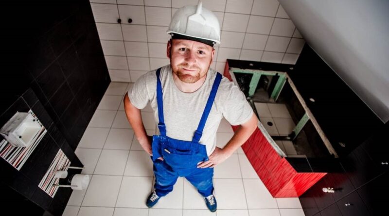 jak usunąć klej montażowy z płytek