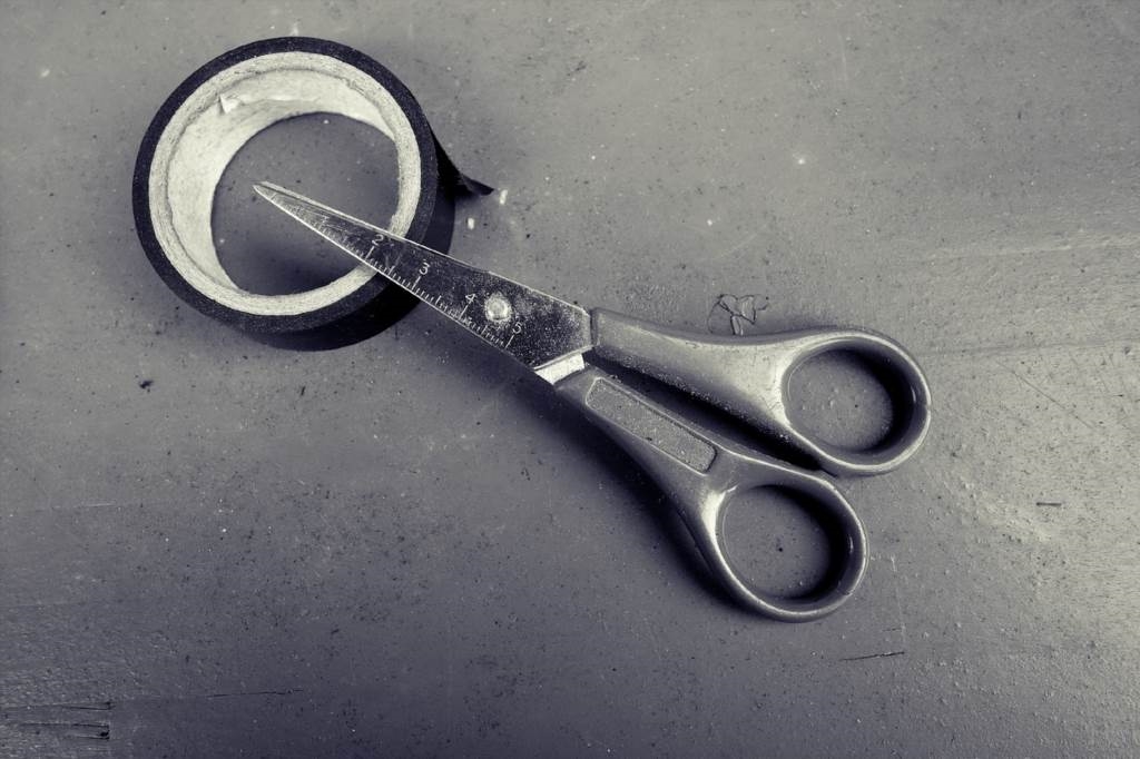 jak usunąć klej z taśmy dwustronnej