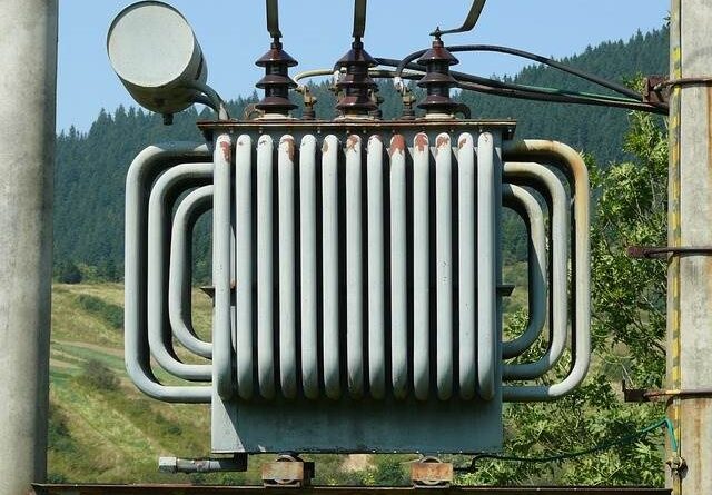 jak oszczędzać energię elektryczną w firmie