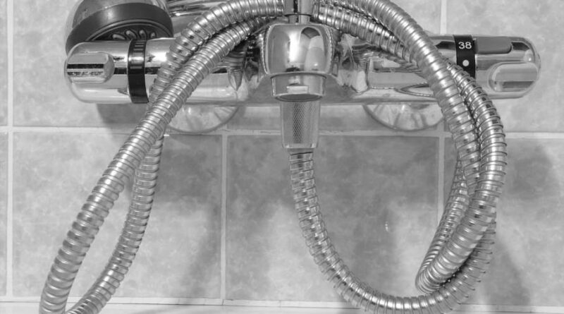 jak usunąć kamień z płytek pod prysznicem