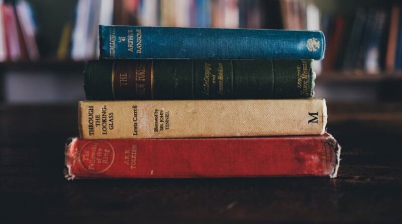 układanie książek na regałach