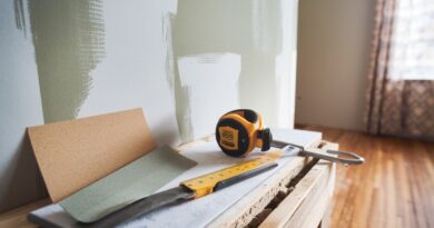 Przygotowanie ściany do malowania przez szlifowanie